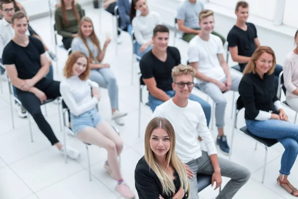 Vista superior. audiência de jovens sentados na sala de conferências. — Fotografia de Stock