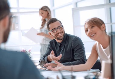 yeni bir proje için fikirleri tartışan çalışanlar.