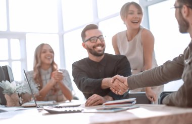 Ofisteki iş ortaklarının el sıkışmalarının arkaplan resmi