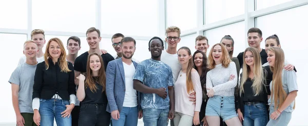 Skupina úspěšných mladých lidí, kteří stojí spolu. — Stock fotografie