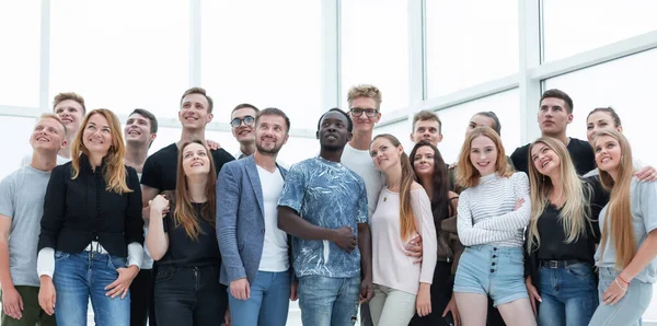 함께 서 있는 성공적 인 젊은이들의 그룹. — 스톡 사진