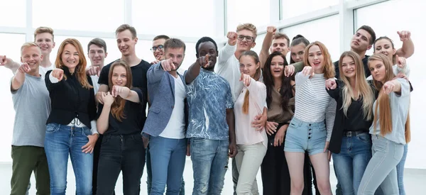 Grupp glada unga män pekar på dig. — Stockfoto