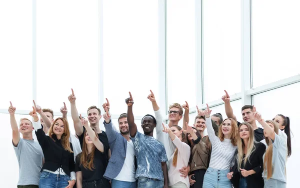 Gruppe glücklicher junger Menschen zeigt nach oben — Stockfoto