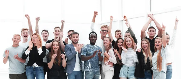 Equipe de jovens felizes mostrando seu sucesso — Fotografia de Stock