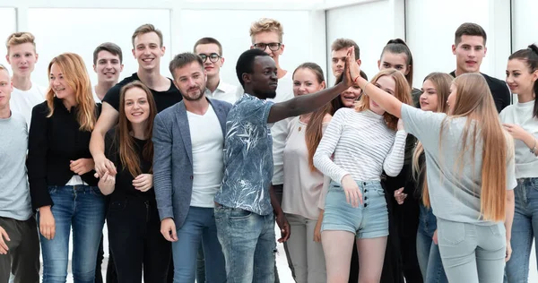 Team von glücklichen jungen Menschen zeigt ihren Erfolg — Stockfoto