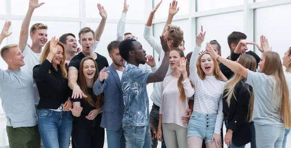 Team von glücklichen Menschen zeigt ihren Erfolg — Stockfoto