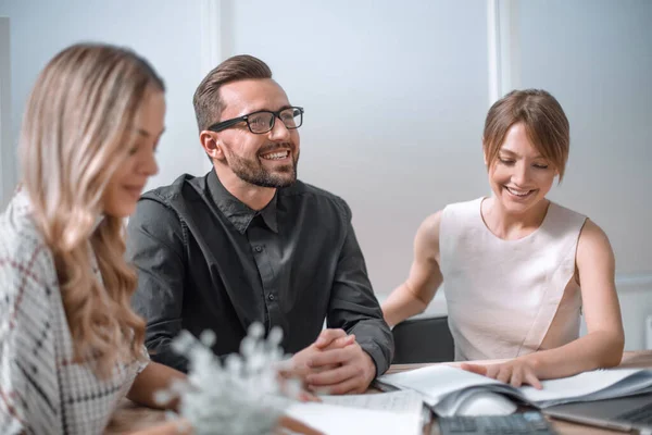 Close-up.succesvol business team bespreekt nieuwe ideeën — Stockfoto