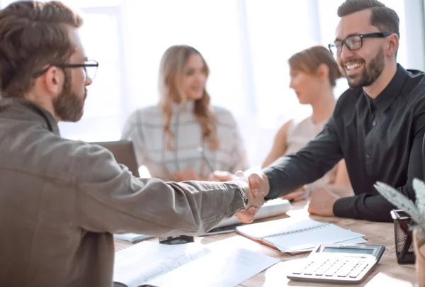 Glimlachende zakenman op een werkvergadering op kantoor — Stockfoto