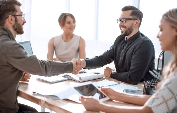 Glimlachende zakenpartners schudden handen op een zakelijke bijeenkomst. — Stockfoto