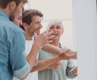ofis lobisinde duran bir grup çalışan