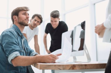 işyerinde iş belgelerini tartışan iş arkadaşları