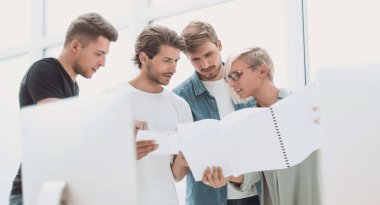 yakın kapatın. tasarımcıların bir grup yeni bir proje üzerinde çalışıyor