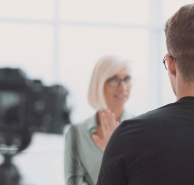 görüşme sırasında Studio'da oturan iş adamları.