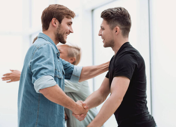 счастливые коллеги обнимают друг друга при встрече
