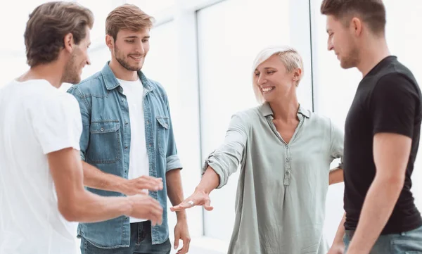 Puesta en marcha. compañeros de trabajo felices poniendo sus manos juntas — Foto de Stock