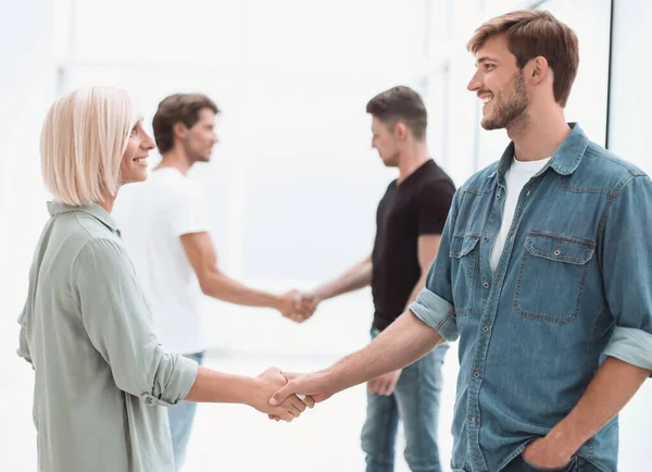 Medewerkers schudden handen in de kantoor lobby. — Stockfoto