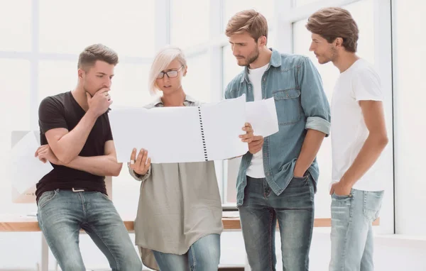 Grupo de diseñadores discutiendo los bocetos de un nuevo proyecto . — Foto de Stock