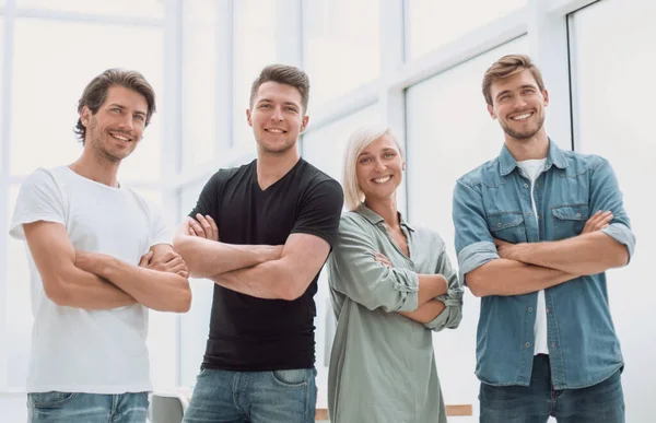 Grupp framgångsrika ungdomar som står på kontoret — Stockfoto