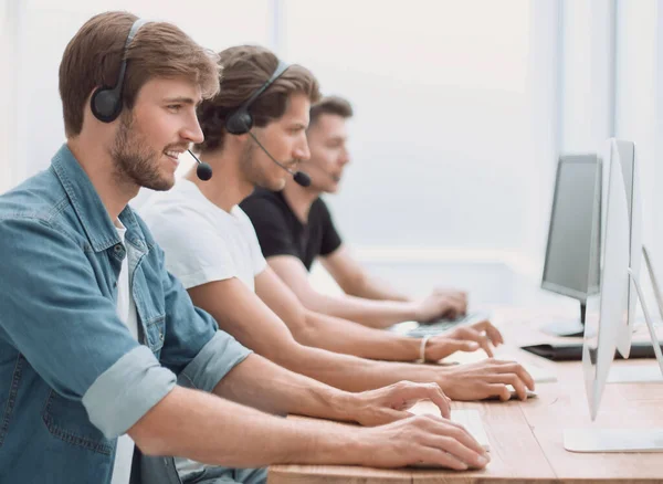 Operador de call center sentado em uma mesa — Fotografia de Stock