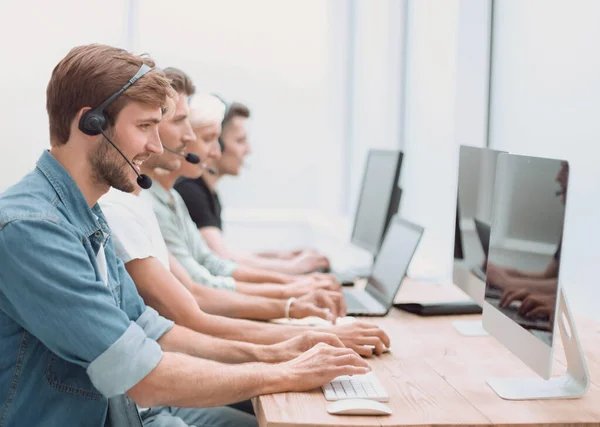 Call Center operator zittend aan een bureau — Stockfoto