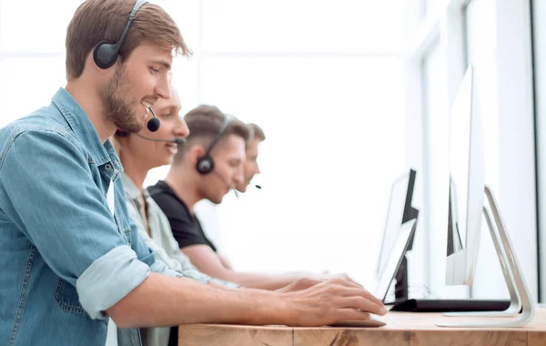 Consultores de call center usam computadores para trabalhar com clientes — Fotografia de Stock
