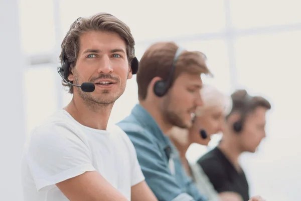 Gruppe von Personen im Headset arbeitet auf PCs. — Stockfoto