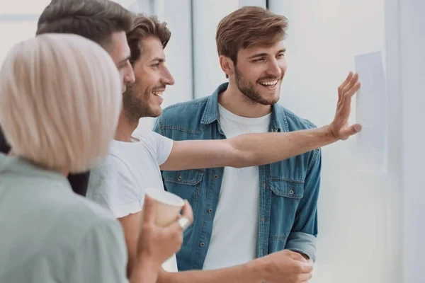 De cerca. equipo creativo de colegas de pie en la oficina . — Foto de Stock