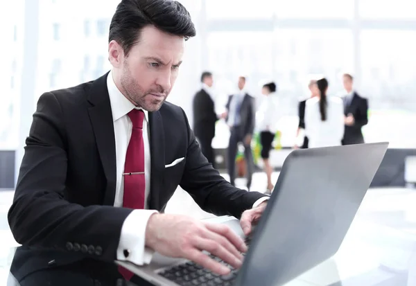 Homme d'affaires tapant sur un ordinateur portable, assis à son bureau — Photo