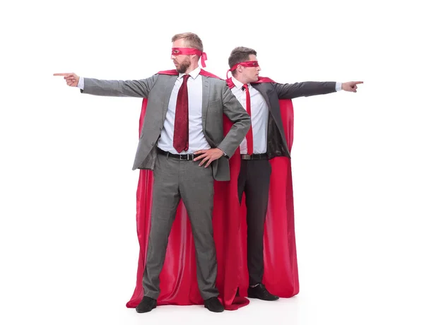Két üzletember a szuperhős esőkabátban különböző irányokba mutat.. — Stock Fotó