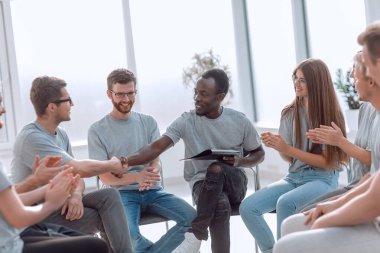 Gençler seminerde birbirlerini selamlıyorlar.