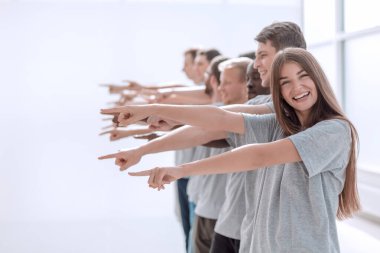 İleriyi gösteren kendinden emin bir grup genç adam..