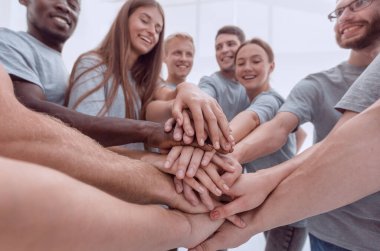 Kapat. Birliklerini gösteren bir grup genç.