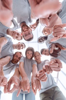 Alt manzara. Bir grup başarılı genç sizi işaret ediyor.
