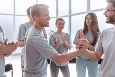 Temas grubunun çemberinde duran iki lider