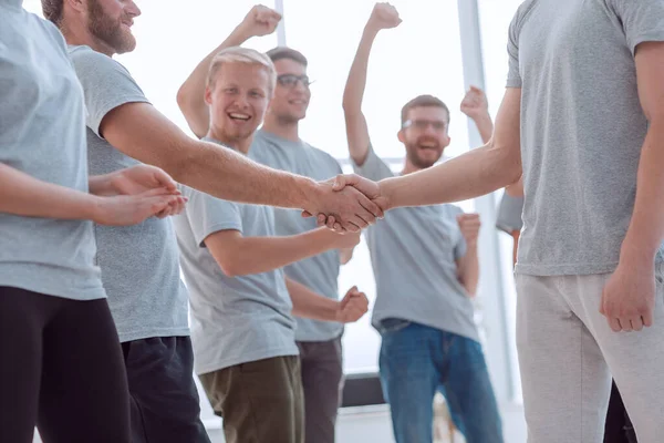 Händedruck der Mitglieder der Kontaktgruppe unter Applaus — Stockfoto