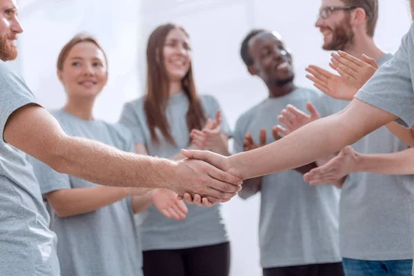 A kapcsolattartó csoport tagjainak kézfogása tapsra — Stock Fotó