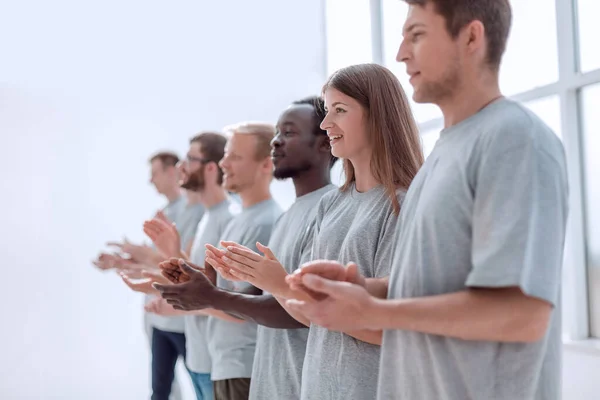 Föreställ dig en grupp ungdomar som står i rad och applåderar. — Stockfoto