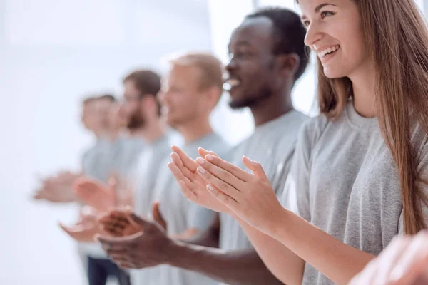 Föreställ dig en grupp ungdomar som står i rad och applåderar. — Stockfoto