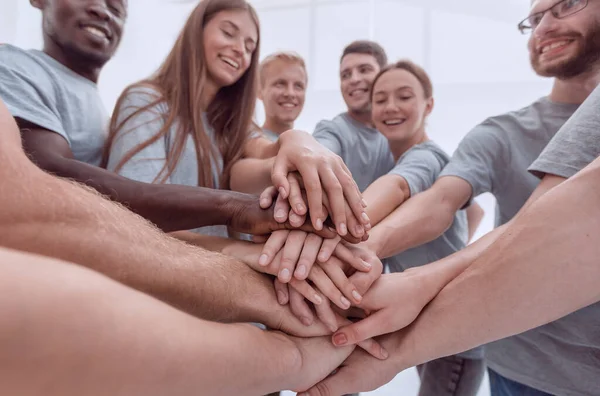 De cerca. un grupo de jóvenes mostrando su unidad — Foto de Stock