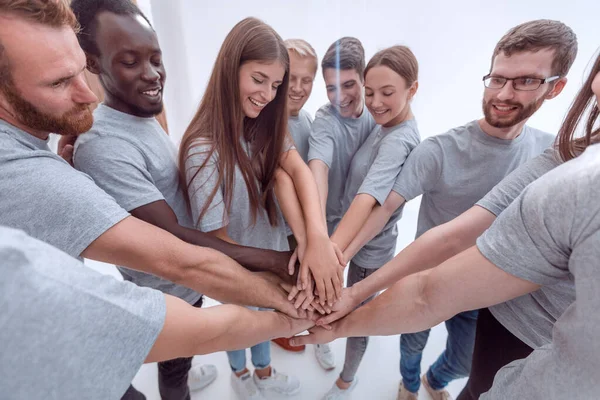 Zárj be! fiatalok egy csoportja mutatja meg egységét — Stock Fotó