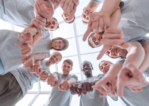 Gruppe erfolgreicher junger Menschen, die auf ein Ziel hinweisen . — Stockfoto