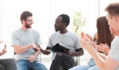 Gençler birbirlerini arkadaşlarının alkışlarıyla selamlıyorlar..