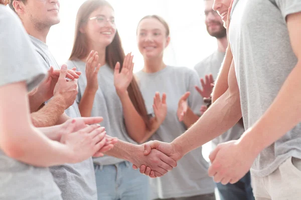 Handslag mot medlemmarna i kontaktgruppen, applåder — Stockfoto