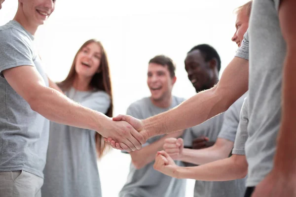 Grupo seguro de jóvenes que apuntan hacia adelante. — Foto de Stock