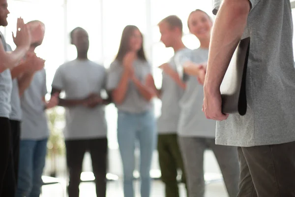 Image de fond d'un groupe de jeunes applaudissements — Photo