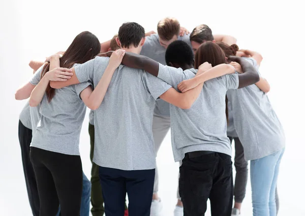 Skupina mladých lidí, kteří stojí v kruhu a objímají se. — Stock fotografie