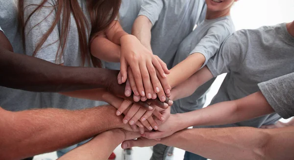 Doe dicht. een groep jongeren die hun eenheid tonen — Stockfoto