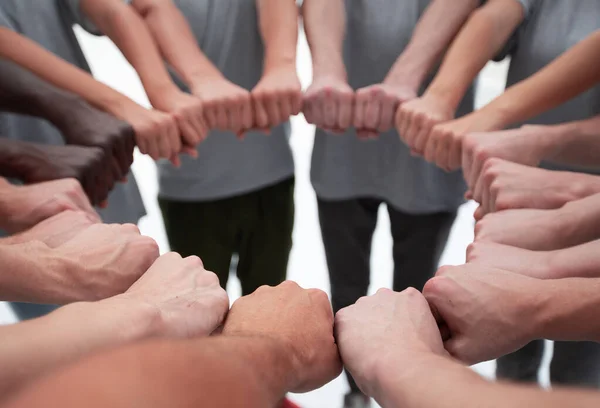 Grupo de jóvenes haciendo un círculo de sus manos — Foto de Stock