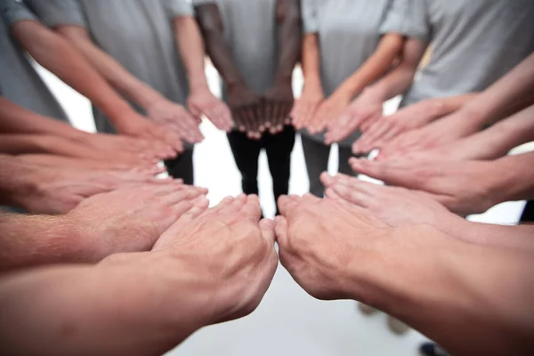 Grupo de jóvenes de pie con las palmas abiertas — Foto de Stock