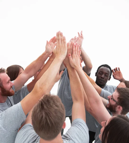 Grupp unga män ger varandra en high five — Stockfoto